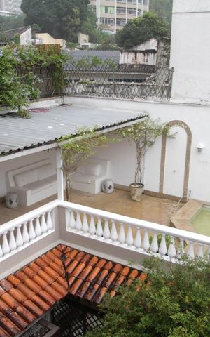 Casa à venda com 400m², 4 quartos e 2 vagas Casa à venda com 400m², 4 quartos e 2 vagasÁrea externa - Piscina - Vista do Banheiro do 3º Andar