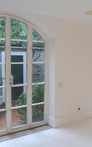 Casa à venda com 400m², 4 quartos e 2 vagas Casa à venda com 400m², 4 quartos e 2 vagasSala