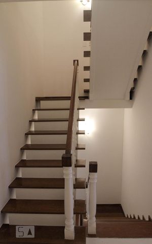 Casa à venda com 400m², 4 quartos e 2 vagas Casa à venda com 400m², 4 quartos e 2 vagasEscada