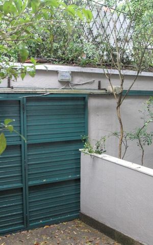 Casa à venda com 400m², 4 quartos e 2 vagas Casa à venda com 400m², 4 quartos e 2 vagasGaragem - Entrada da casa