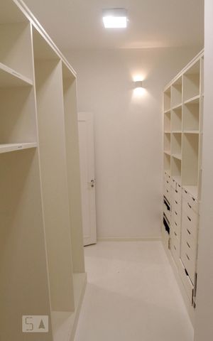 Casa à venda com 400m², 4 quartos e 2 vagas Casa à venda com 400m², 4 quartos e 2 vagasCloset do Quarto 3 - Suíte