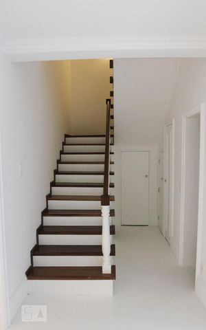 Casa à venda com 400m², 4 quartos e 2 vagas Casa à venda com 400m², 4 quartos e 2 vagasEscada