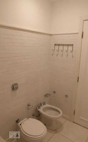 Casa à venda com 400m², 4 quartos e 2 vagas Casa à venda com 400m², 4 quartos e 2 vagasBanheiro Social
