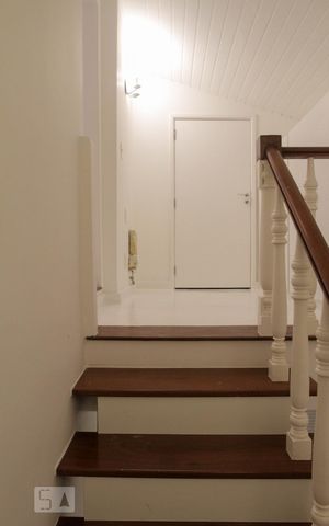 Casa à venda com 400m², 4 quartos e 2 vagas Casa à venda com 400m², 4 quartos e 2 vagasEscada
