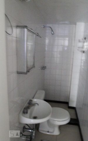 Casa à venda com 400m², 4 quartos e 2 vagas Casa à venda com 400m², 4 quartos e 2 vagasBanheiro de Serviço