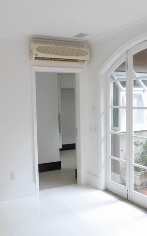 Casa à venda com 400m², 4 quartos e 2 vagas Casa à venda com 400m², 4 quartos e 2 vagasSala
