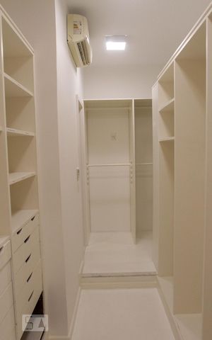 Casa à venda com 400m², 4 quartos e 2 vagas Casa à venda com 400m², 4 quartos e 2 vagasCloset do Quarto 3 - Suíte