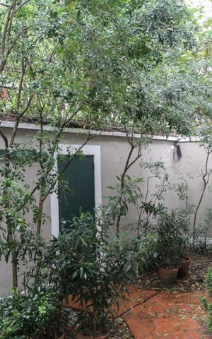 Casa à venda com 400m², 4 quartos e 2 vagas Casa à venda com 400m², 4 quartos e 2 vagasEntrada da casa