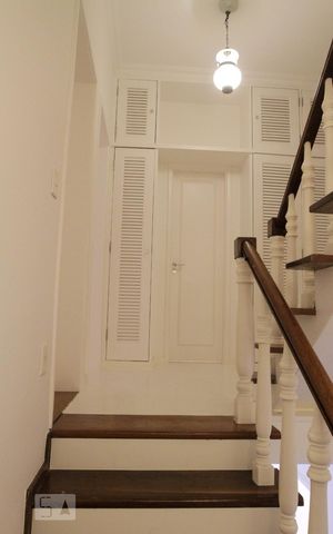 Casa à venda com 400m², 4 quartos e 2 vagas Casa à venda com 400m², 4 quartos e 2 vagasEscada