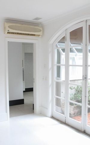 Casa à venda com 400m², 4 quartos e 2 vagas Casa à venda com 400m², 4 quartos e 2 vagasSala