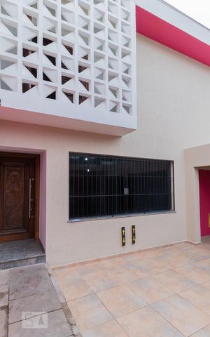 Casa à venda com 198m², 3 quartos e 4 vagas Casa à venda com 198m², 3 quartos e 4 vagasFrente