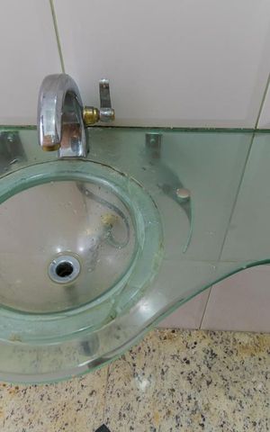 Casa à venda com 198m², 3 quartos e 4 vagas Casa à venda com 198m², 3 quartos e 4 vagasDetalhe banheiro