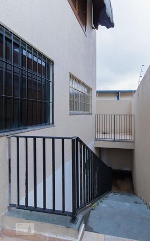 Casa à venda com 198m², 3 quartos e 4 vagas Casa à venda com 198m², 3 quartos e 4 vagasEscada Porão