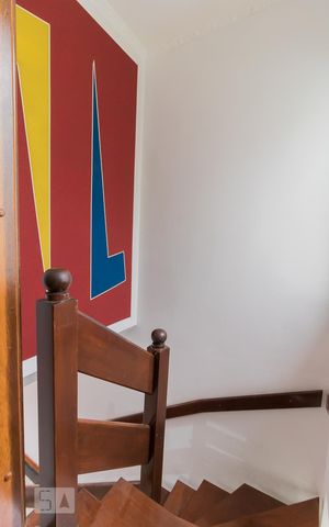 Casa à venda com 198m², 3 quartos e 4 vagas Casa à venda com 198m², 3 quartos e 4 vagasEscada