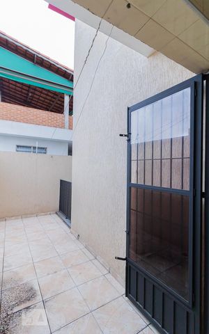 Casa à venda com 198m², 3 quartos e 4 vagas Casa à venda com 198m², 3 quartos e 4 vagasQuintal