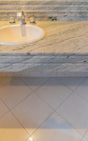 Casa à venda com 198m², 3 quartos e 4 vagas Casa à venda com 198m², 3 quartos e 4 vagasDetalhe banheiro