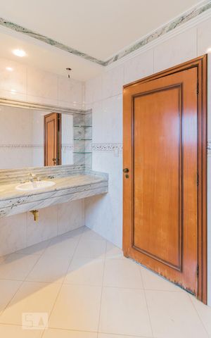 Casa à venda com 198m², 3 quartos e 4 vagas Casa à venda com 198m², 3 quartos e 4 vagasBanheiro da Suíte