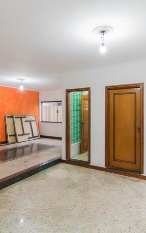 Casa à venda com 198m², 3 quartos e 4 vagas Casa à venda com 198m², 3 quartos e 4 vagasSala