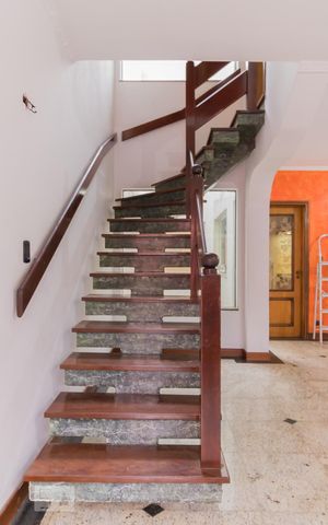 Casa à venda com 198m², 3 quartos e 4 vagas Casa à venda com 198m², 3 quartos e 4 vagasEscada