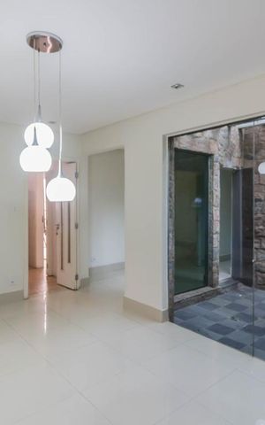 Casa à venda com 200m², 4 quartos e 3 vagas Casa à venda com 200m², 4 quartos e 3 vagasSala