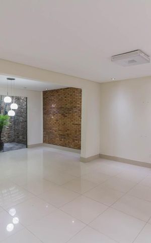 Casa à venda com 200m², 4 quartos e 3 vagas Casa à venda com 200m², 4 quartos e 3 vagasSala