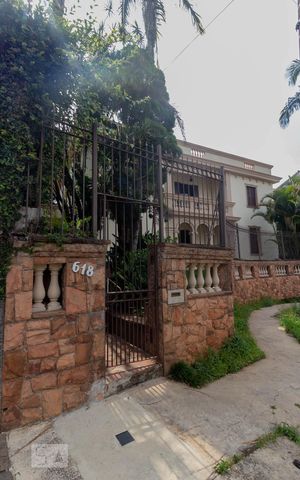 Casa à venda com 440m², 4 quartos e 7 vagas Casa à venda com 440m², 4 quartos e 7 vagasFachada