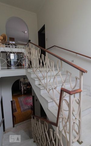 Casa à venda com 440m², 4 quartos e 7 vagas Casa à venda com 440m², 4 quartos e 7 vagasEscada
