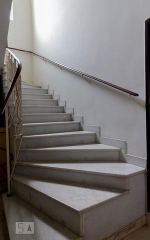Casa à venda com 440m², 4 quartos e 7 vagas Casa à venda com 440m², 4 quartos e 7 vagasEscada