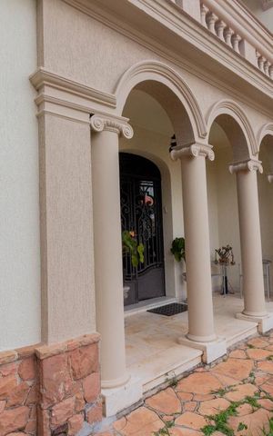 Casa à venda com 440m², 4 quartos e 7 vagas Casa à venda com 440m², 4 quartos e 7 vagasFachada