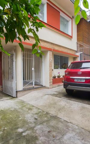 Casa à venda com 300m², 3 quartos e 5 vagas Casa à venda com 300m², 3 quartos e 5 vagasFachada