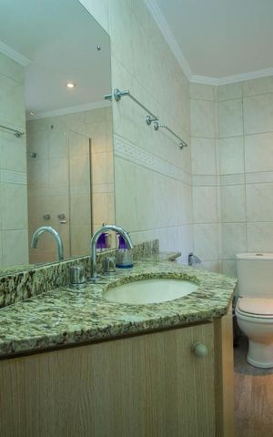 Casa de condomínio à venda com 220m², 4 quartos e 2 vagas Casa de condomínio à venda com 220m², 4 quartos e 2 vagas2º piso - Banheiro do corredor
