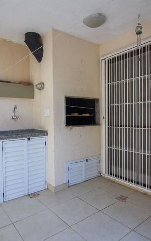 Casa de condomínio à venda com 220m², 4 quartos e 2 vagas Casa de condomínio à venda com 220m², 4 quartos e 2 vagas1º piso - Área externa com churrasqueira