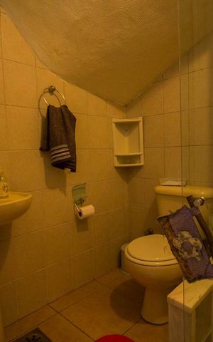 Casa de condomínio à venda com 220m², 4 quartos e 2 vagas Casa de condomínio à venda com 220m², 4 quartos e 2 vagasGaragem - Banheiro de serviço