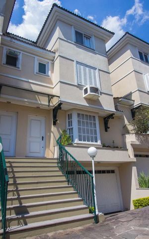 Casa de condomínio à venda com 220m², 4 quartos e 2 vagas Casa de condomínio à venda com 220m², 4 quartos e 2 vagasFachada da casa