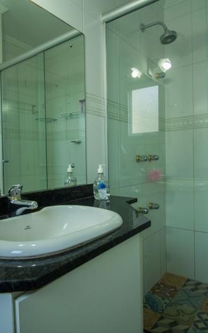 Casa de condomínio à venda com 220m², 4 quartos e 2 vagas Casa de condomínio à venda com 220m², 4 quartos e 2 vagas2º piso - Banheiro da Suíte