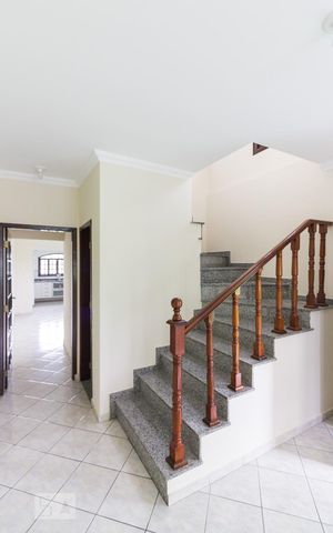 Casa à venda com 205m², 3 quartos e 7 vagasEscadas