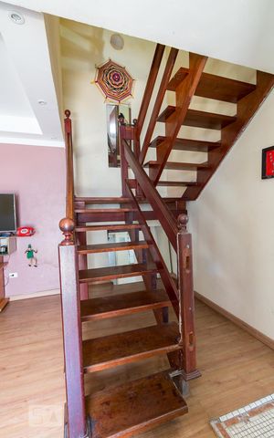 Casa à venda com 190m², 4 quartos e 3 vagasEscada