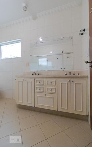 Casa de condomínio à venda com 458m², 4 quartos e 3 vagasBanheiro da Suíte Master