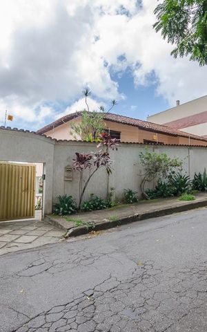 Casa à venda com 427m², 6 quartos e 6 vagasFachada