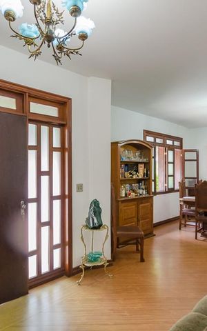 Casa à venda com 427m², 6 quartos e 6 vagasSala