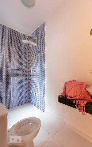 Casa à venda com 240m², 3 quartos e 2 vagas Casa à venda com 240m², 3 quartos e 2 vagasBanheiro da área gourmet