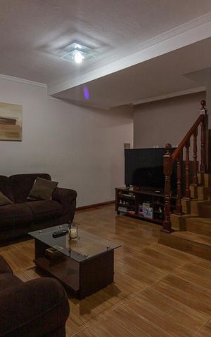Casa à venda com 300m², 3 quartos e 2 vagasSala