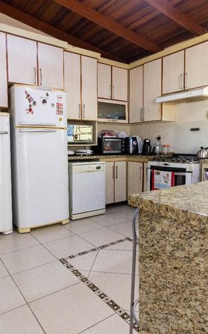 Casa à venda com 200m², 4 quartos e 3 vagas Casa à venda com 200m², 4 quartos e 3 vagasCozinha