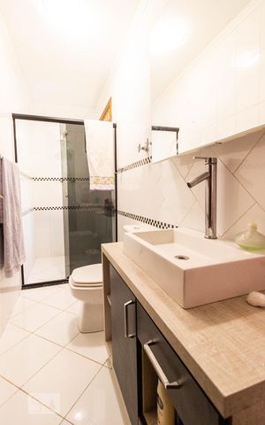 Casa à venda com 200m², 4 quartos e 3 vagas Casa à venda com 200m², 4 quartos e 3 vagasBanheiro