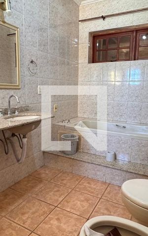 Casa para alugar com 440m², 8 quartos e 2 vagas Casa para alugar com 440m², 8 quartos e 2 vagasBanheiro da Suíte 1