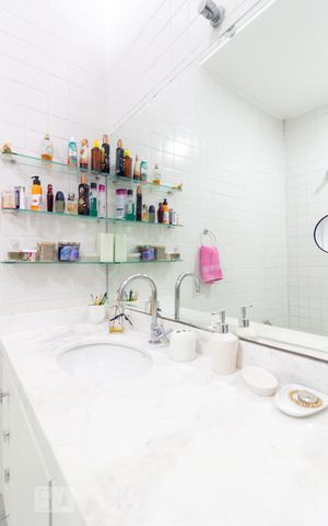 Casa para alugar com 300m², 4 quartos e 2 vagasBanheiro