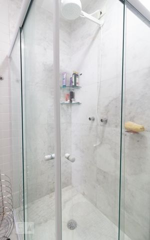 Casa para alugar com 300m², 4 quartos e 2 vagasBanheiro