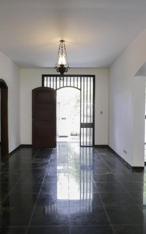 Casa à venda com 387m², 4 quartos e 6 vagas Casa à venda com 387m², 4 quartos e 6 vagasSala