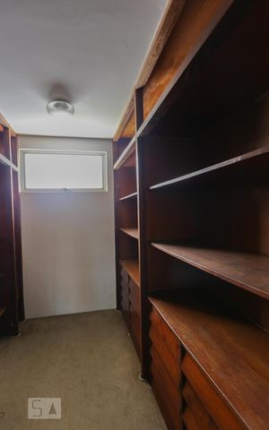 Casa à venda com 387m², 4 quartos e 6 vagas Casa à venda com 387m², 4 quartos e 6 vagasCloset