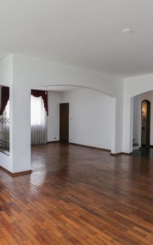 Casa à venda com 387m², 4 quartos e 6 vagas Casa à venda com 387m², 4 quartos e 6 vagasSala